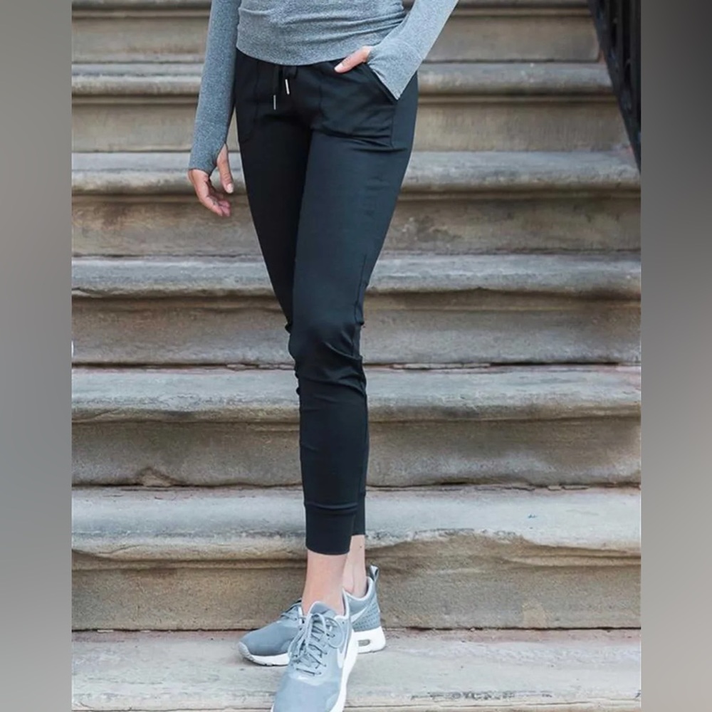 Zyia | Black Unwind Joggers